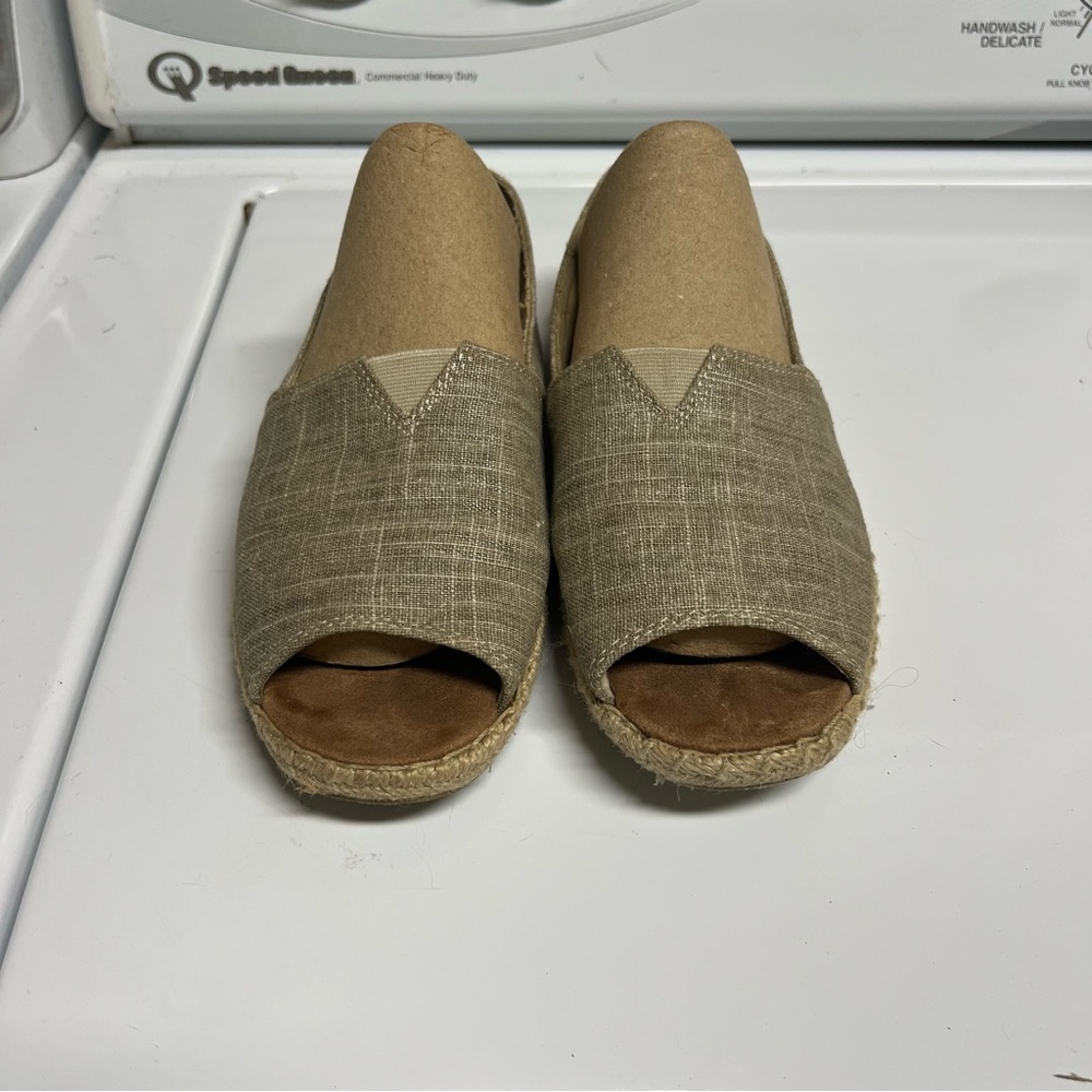 Tom’s linen dark beige with gold shimmer open toe Espadrille Flats slip on